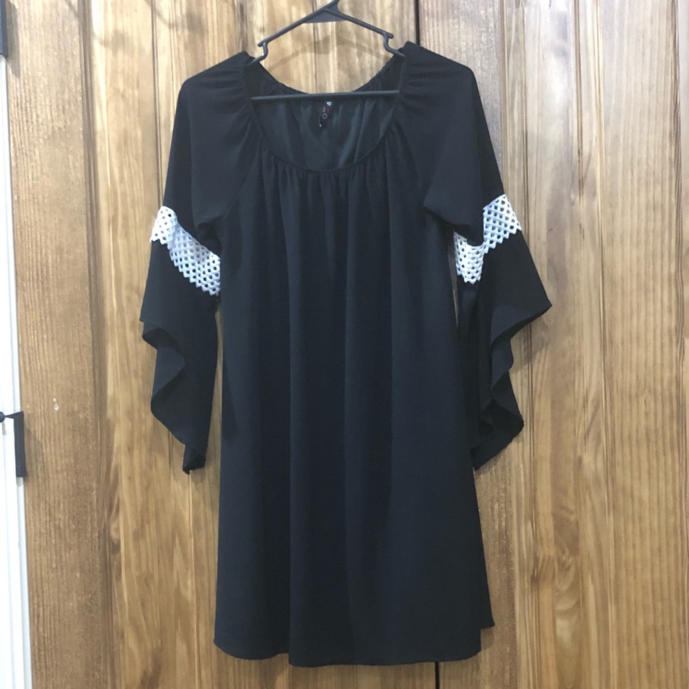 NWOT 3/4 bell sleeve black mini